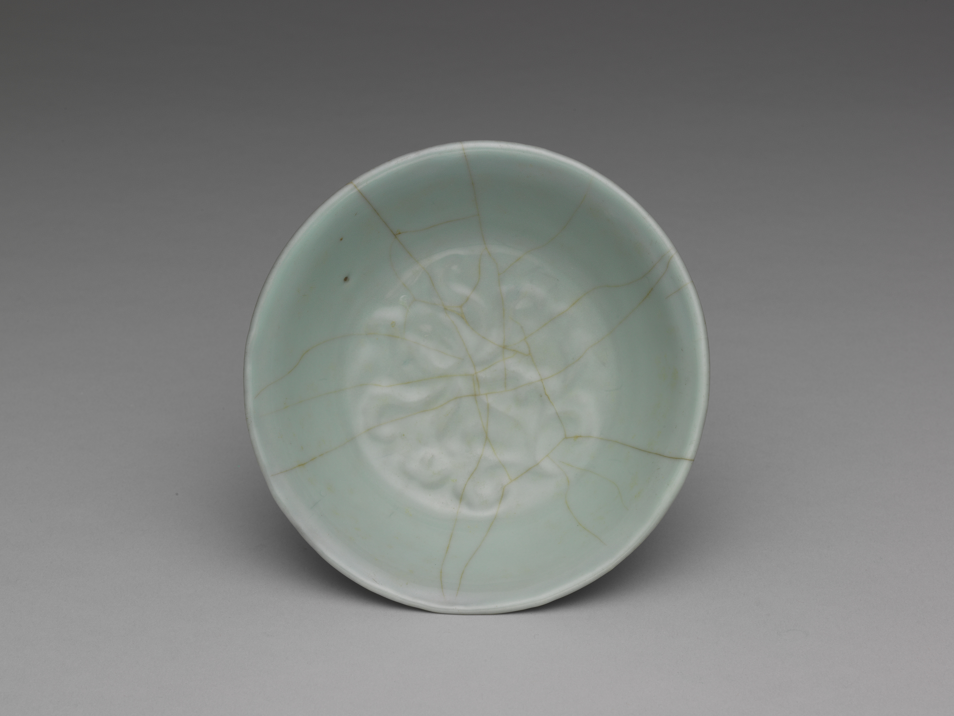 Brush washer with lotus-petal design in celadon glaze
Guan ware, Southern Song dynasty, 12th-13th century
